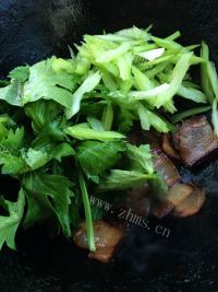 家常菜腊肉炒芹菜做法图解6)