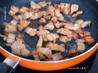 热腾腾的梅菜干炒五花肉做法图解4)