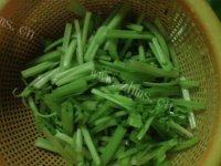口感好的芹菜炒肉丝做法图解3)