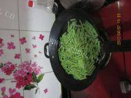 「营养美食」豆角炒肉做法图解2)