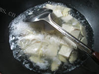 美味鲜香的咸肉鞭笋豆腐汤做法图解6)