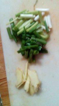 家常菜芹菜炒豆腐皮做法图解5)