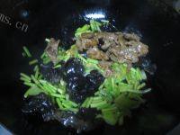 「念念不忘」蒜苔炒肉做法图解12)