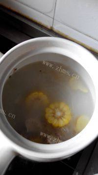 美味的排骨玉米汤做法图解8)