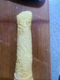 美味的鸡蛋肉卷做法图解2)
