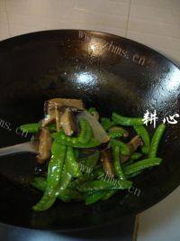 香菇炒荷兰豆自制