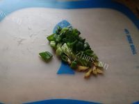 家常香菇豆泡炒土豆片做法图解2)