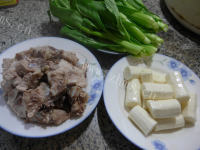 美味的菜芯山药龙骨汤做法图解1)