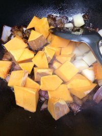 食欲满满的土豆炖南瓜做法图解5)