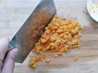 美味蛋黄肉松月饼做法图解4)