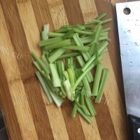 家常茄子炒芹菜做法图解3)