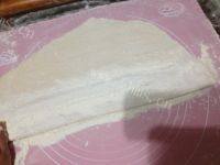 自制手擀面做法图解4)