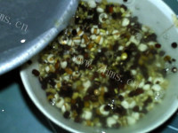 美味的糙米红豆薏仁浆做法图解3)