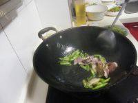 老爸做的蒜苔炒腊肉做法图解6)
