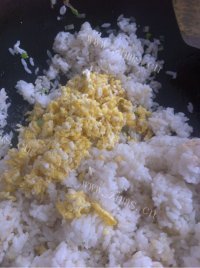 喷香的酱油炒饭做法图解5)