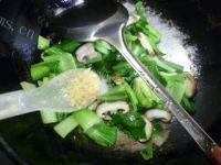 家常菜香菇炒青菜做法图解6)
