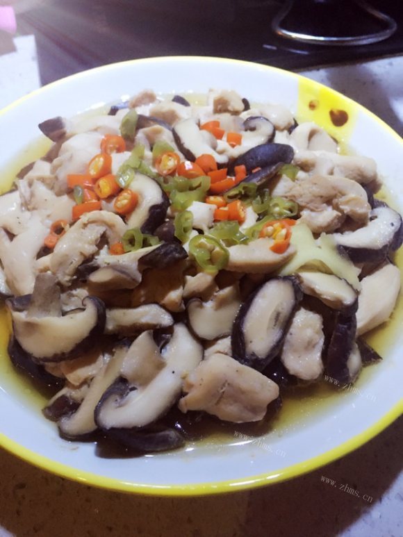 色泽鲜亮的香菇蒸鸡