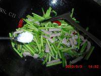 绿色食物蒜苔炒肉做法图解4)