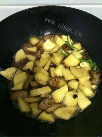 下饭的土豆炖肉做法图解3)