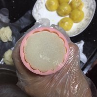自制瓜子奶黄馅冰皮月饼做法图解25)