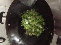 口感丰富的芹菜炒瘦肉做法图解4)