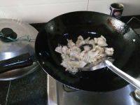 美味的猪肉酸菜炖粉条做法图解6)