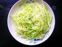 诱人的西葫芦炒肉丝做法图解1)