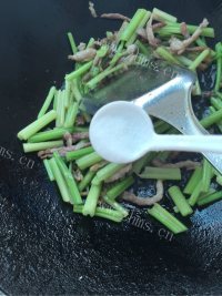 热腾腾的芹菜炒肉做法图解8)