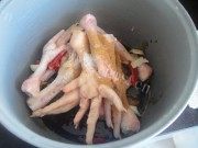 自制电饭煲卤鸡爪做法图解1)