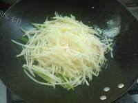 外婆做的酸辣土豆丝做法图解6)
