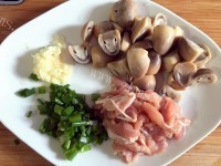 家常鸡腿肉炒草菇做法图解5)
