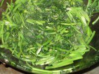 家常菜素炒茼蒿做法图解9)