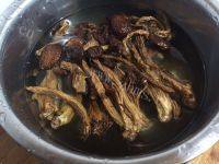 家常菜茶树菇红烧肉做法图解1)