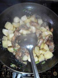 家常土豆炖鸡块做法图解8)