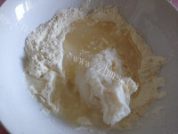 色泽鲜亮的豆沙菊花酥做法图解3)