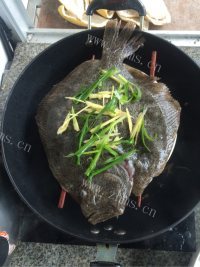 回味无穷的清蒸多宝鱼做法图解5)