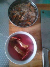 爱美食-红菇瘦肉汤做法图解2)