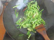 健康的蒜苔炒肉做法图解7)