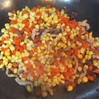 好吃的玉米红萝卜炒饭做法图解6)