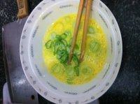 家常菜鸡蛋葱花饼做法图解2)