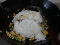美味的鸡丁炒饭做法图解11)