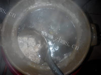 美味的大骨玉米汤做法图解4)