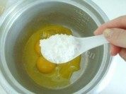 美味的自制电饭锅蛋糕做法图解5)