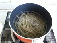 美味的方便酸辣粉做法图解4)