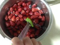 珍馐美味的草莓罐头做法图解3)
