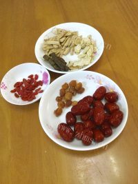 色泽不错的滋补乌鸡汤做法图解1)