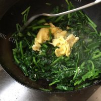 家常菜鸡蛋炒菠菜做法图解8)