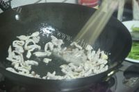 营养丰富的芹菜肉丝做法图解2)