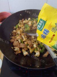 家常菜肉炒菜花做法图解8)