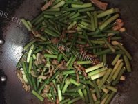 可口的肉丝蒜苔做法图解4)